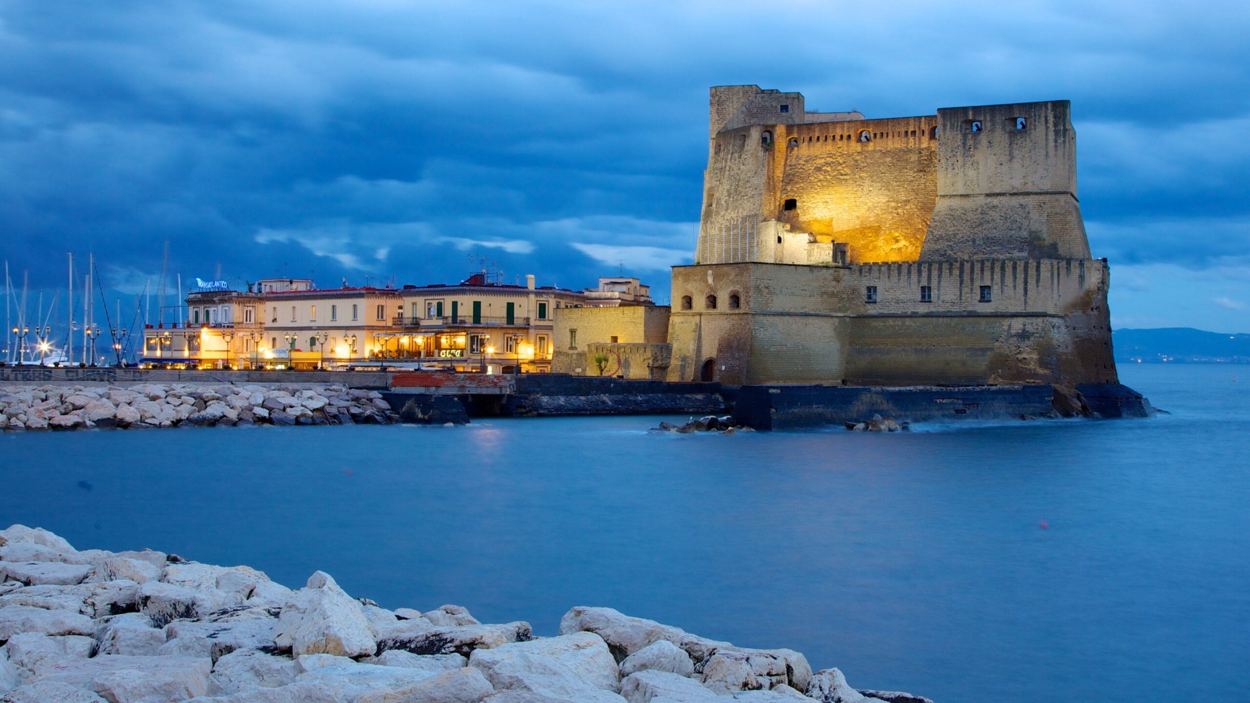 Castel dell'Ovo et le front de mer de Naples