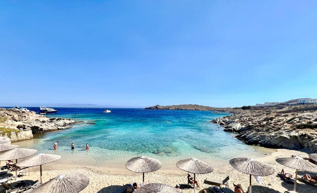 Plage aménagée à Mykonos, Ornos ou Platis Gialos