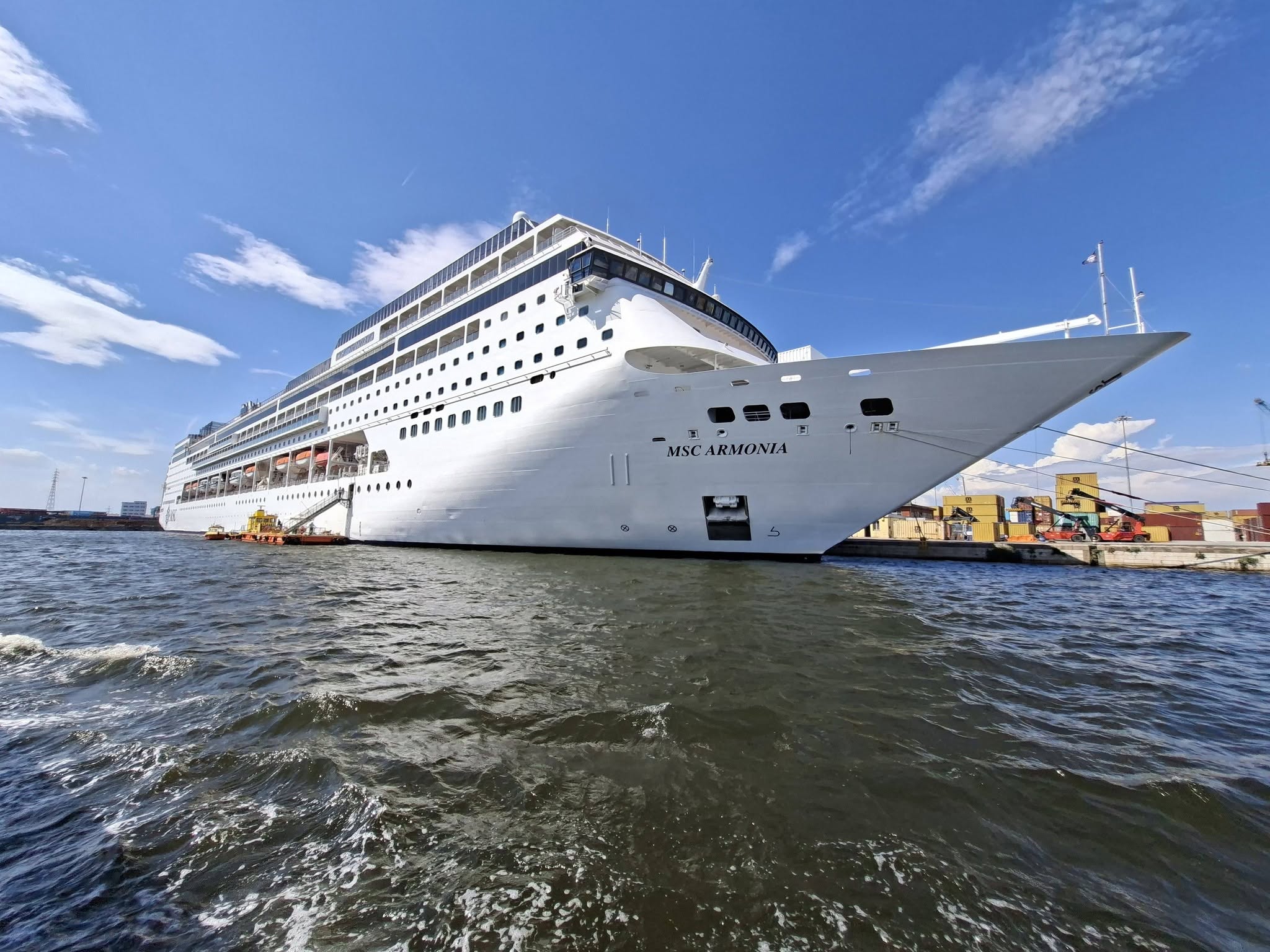 MSC Armonia à quai vu depuis la mer