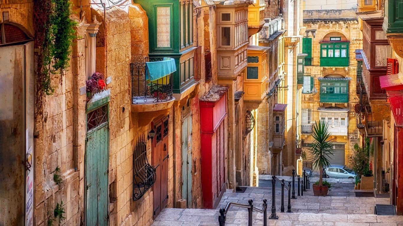 Ruelle en pente et balcons colorés de La Valette