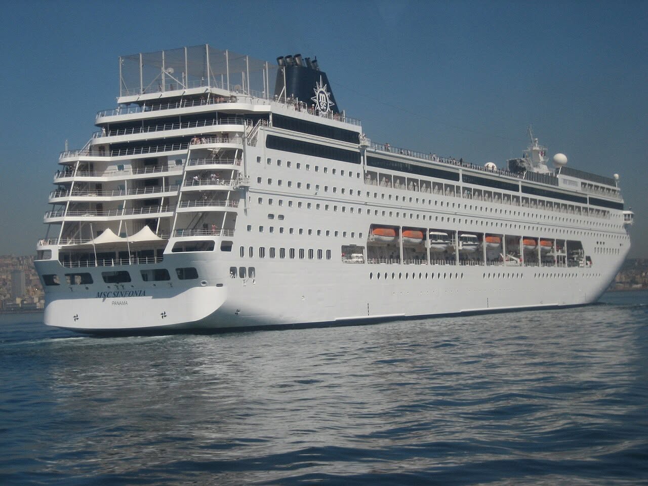 MSC Sinfonia en navigation
