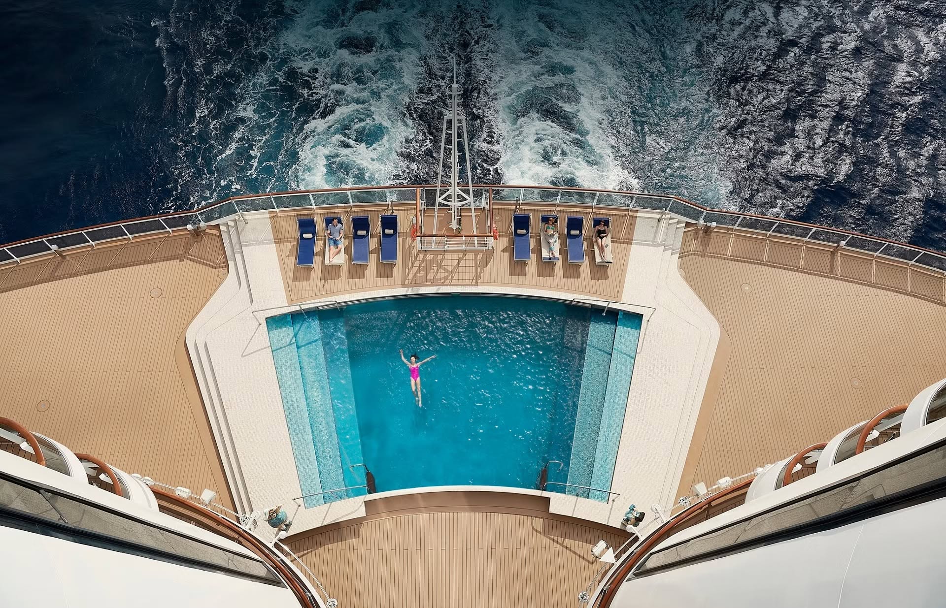 Piscine arrière du MSC Seaview vue de haut avec le sillage