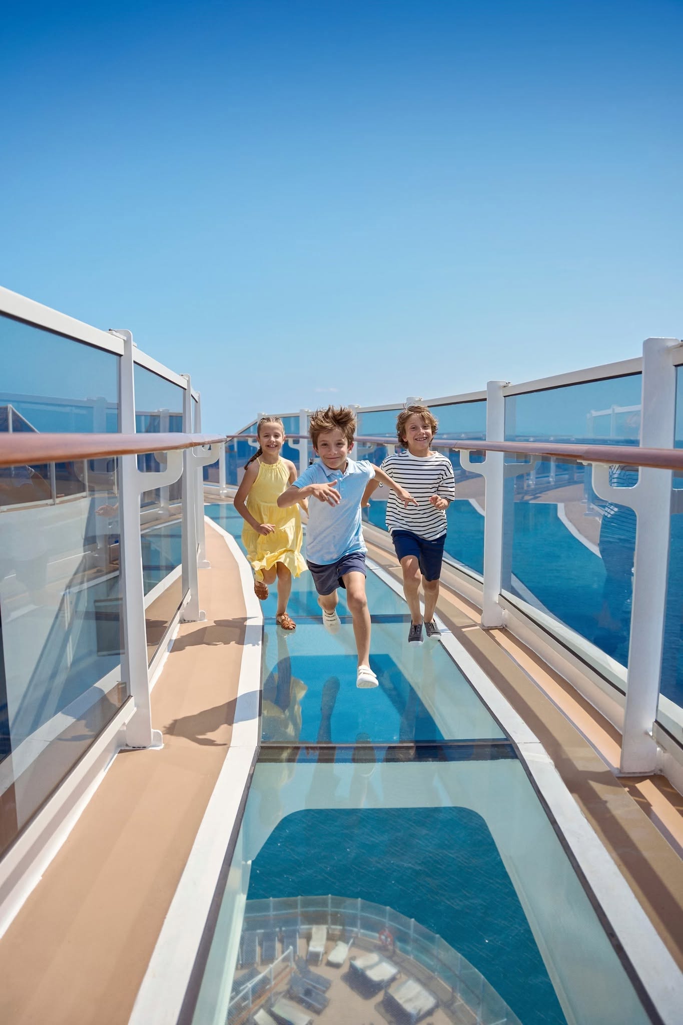 Passerelle vitrée du MSC Seaside avec vue sur la mer
