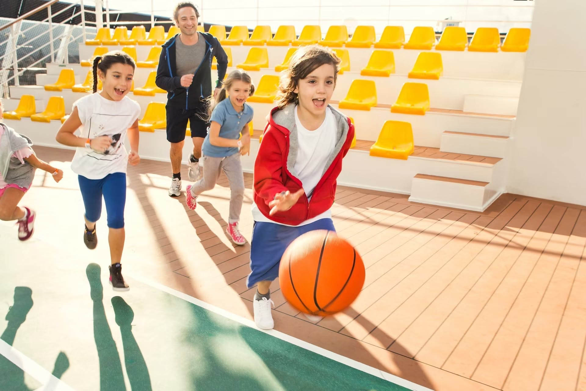 Activité sportive familiale illustrant les espaces enfants à bord