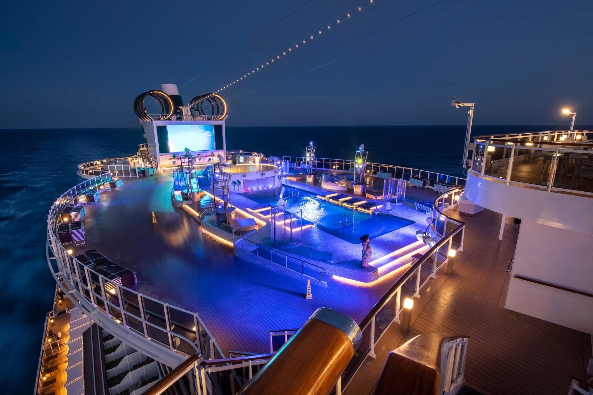 Piscine du MSC Seaview illuminée de nuit