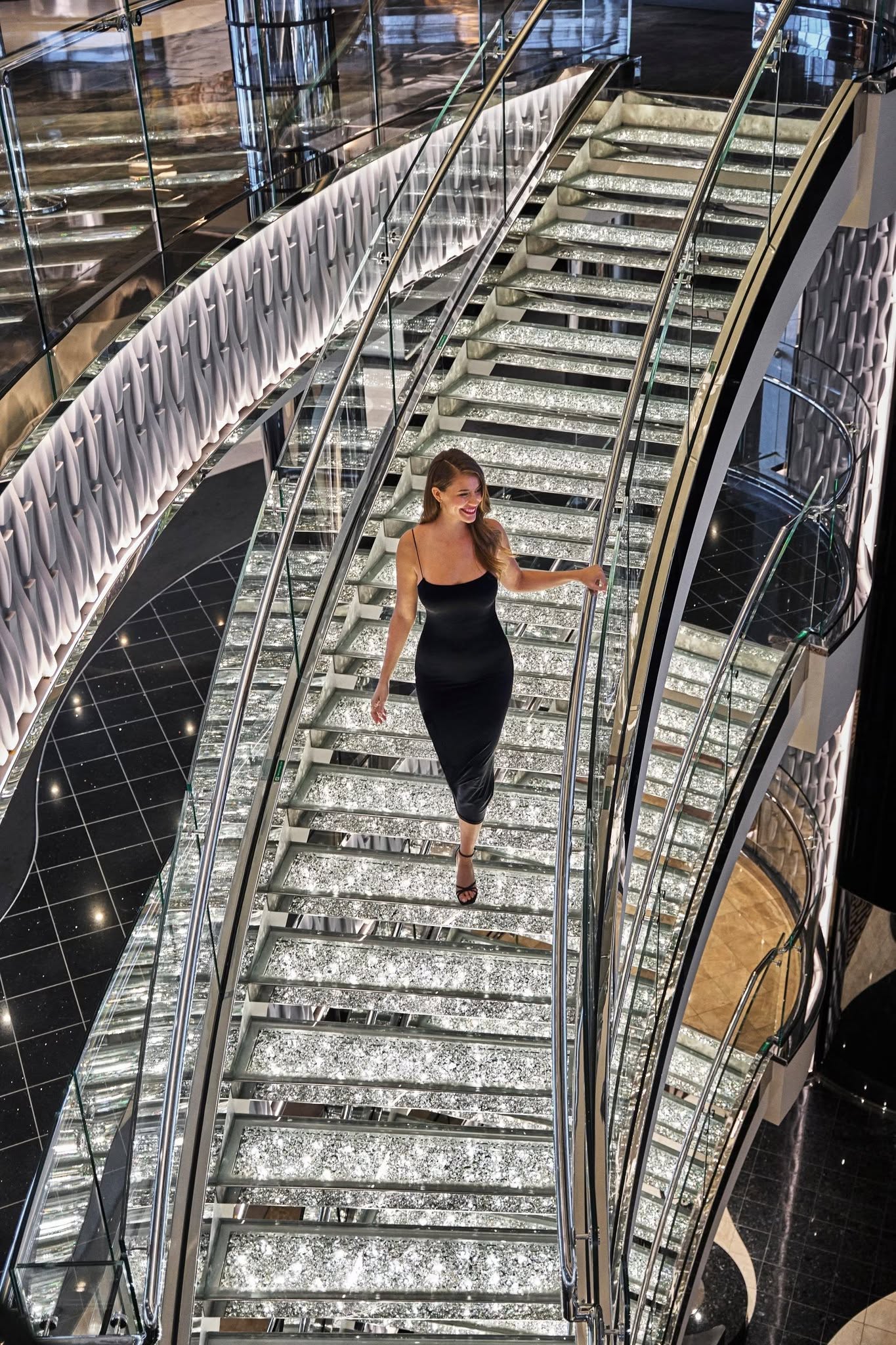 Escalier scintillant de l'atrium du MSC Seaview