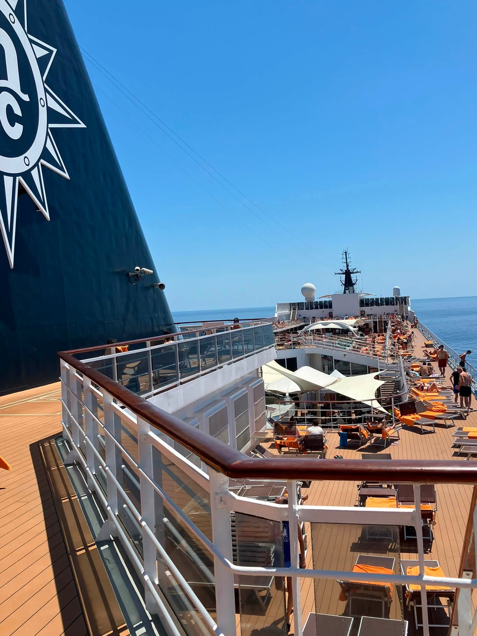 Pont extérieur du MSC Armonia avec transats et vue sur la mer