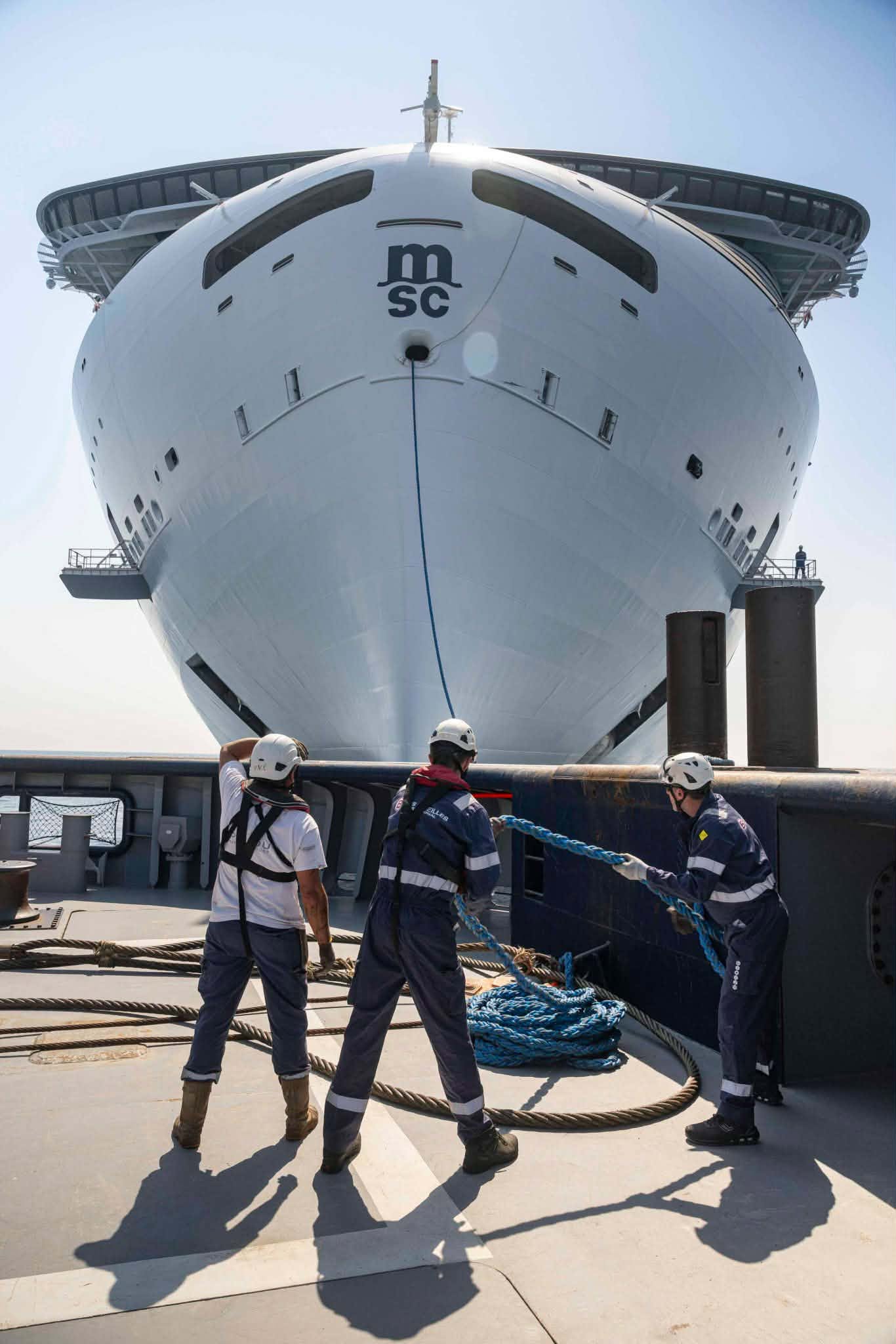 Marins du VB Abeille Bretagne pendant l'exercice avec le MSC World Asia