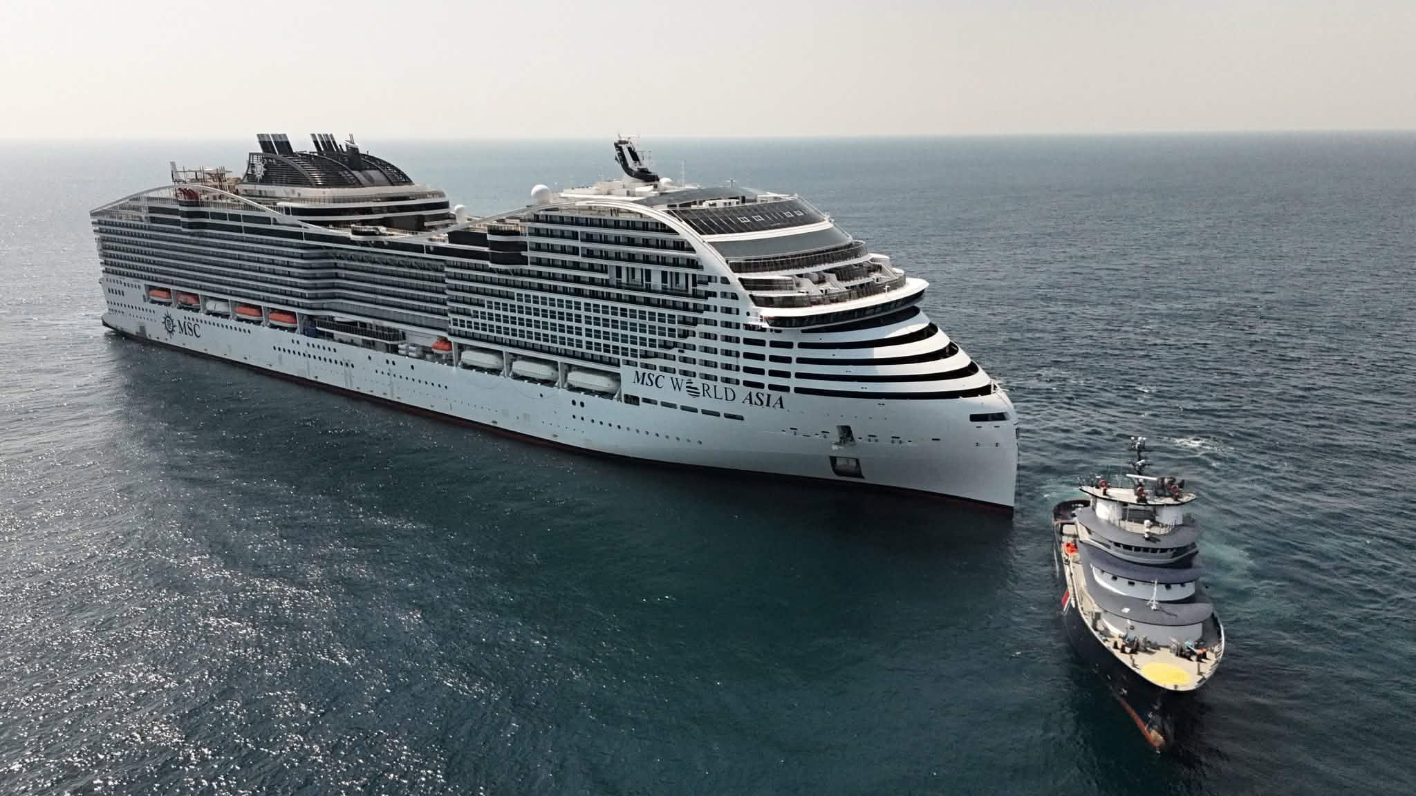MSC World Asia accompagné du VB Abeille Bretagne en mer