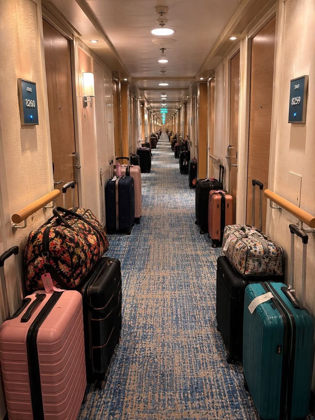 Valises déposées devant les cabines avant le débarquement