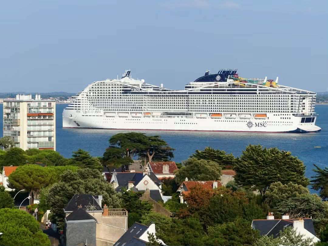 MSC World Asia visible au large de Saint-Nazaire