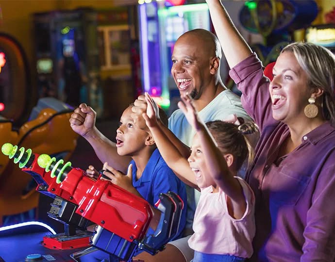 Famille profitant des jeux d'arcade à bord d'un navire MSC