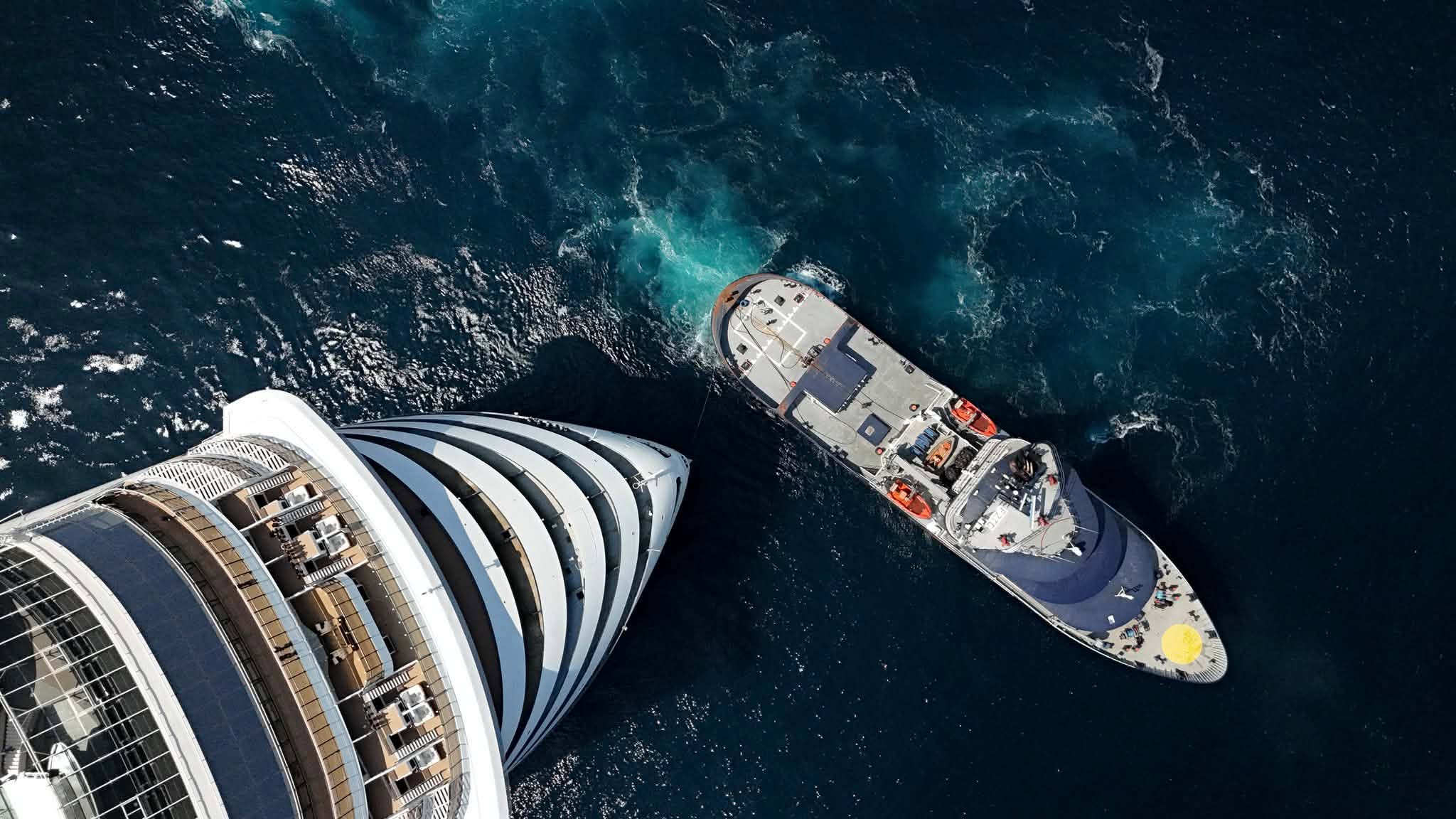 Vue aérienne du MSC World Asia et du VB Abeille Bretagne pendant l'exercice de remorquage