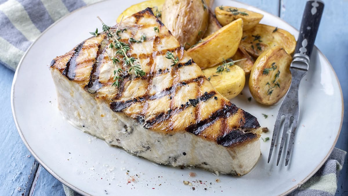 Steak d'espadon grillé avec pommes de terre
