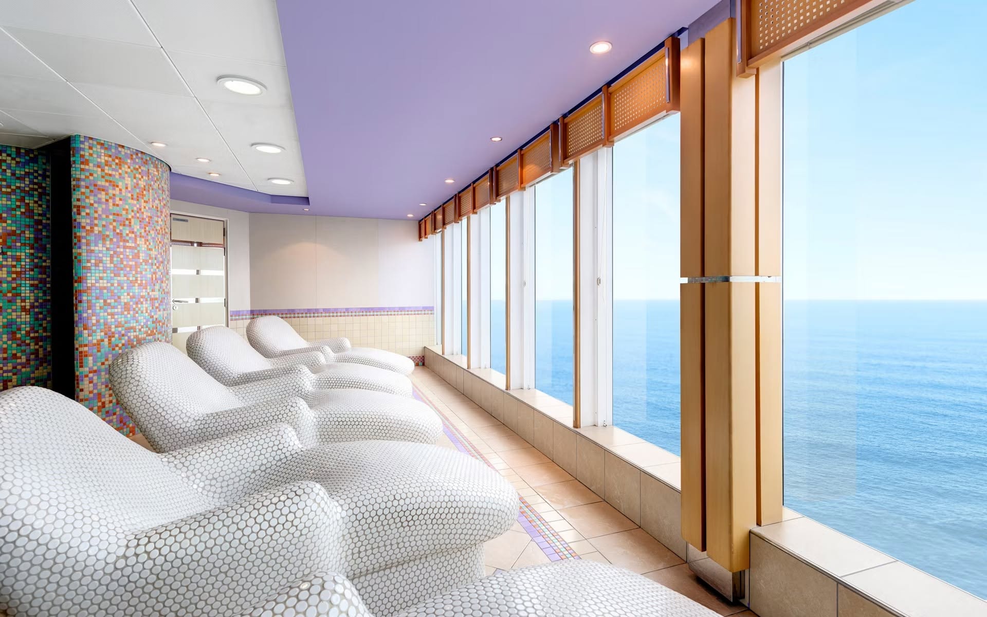 Espace détente du MSC Aurea Spa avec transats chauffants et vue sur la mer