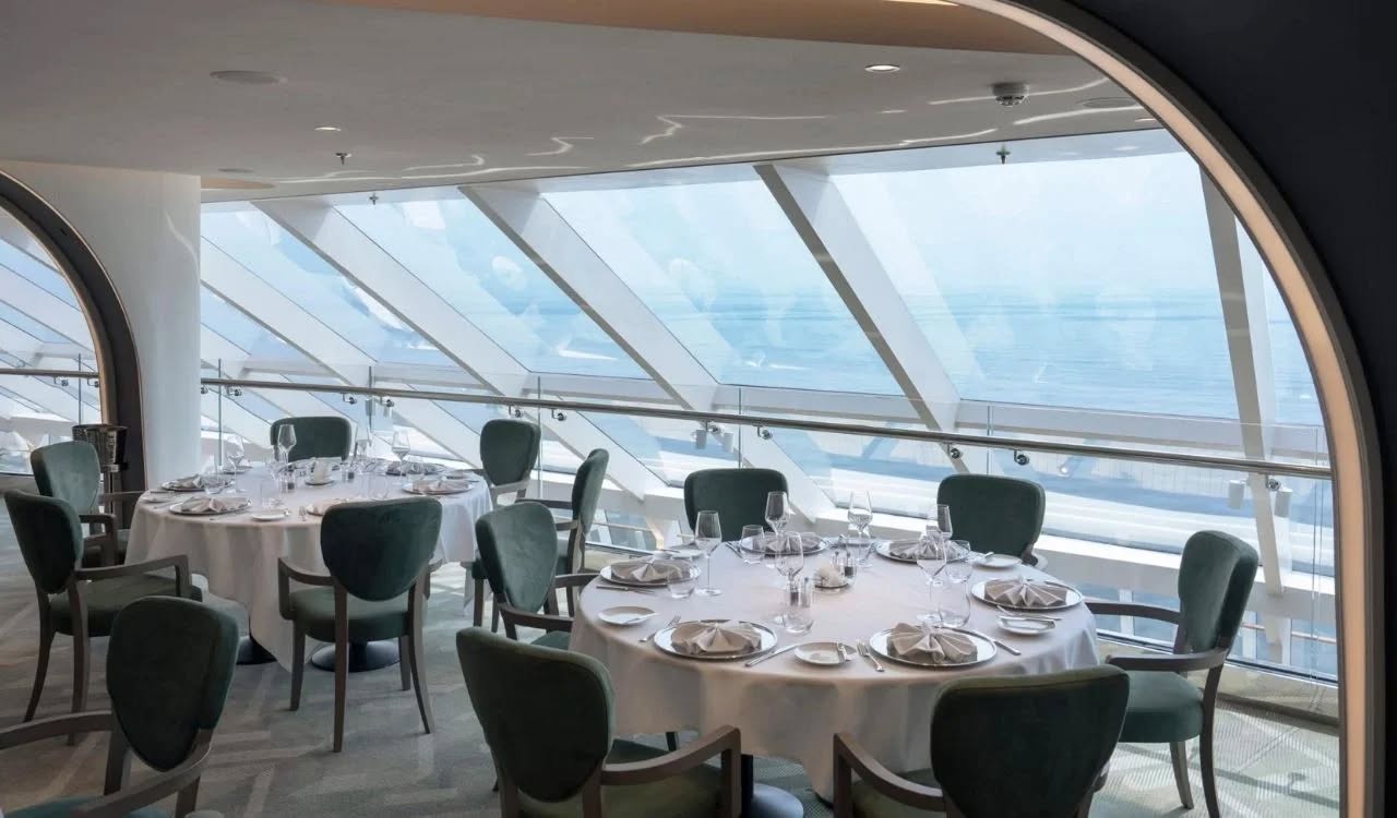 Restaurant privé du MSC Yacht Club avec vue sur la mer