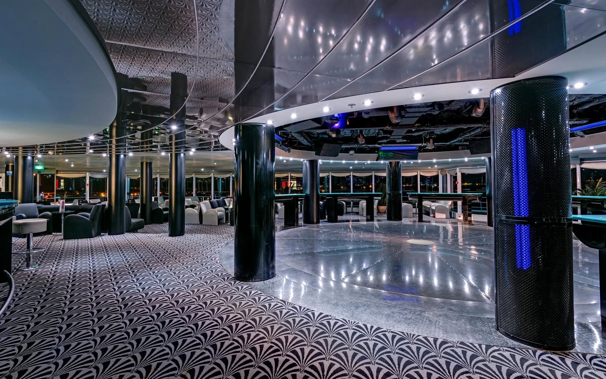 Starlight Disco du MSC Armonia avec piste de danse et espace lounge