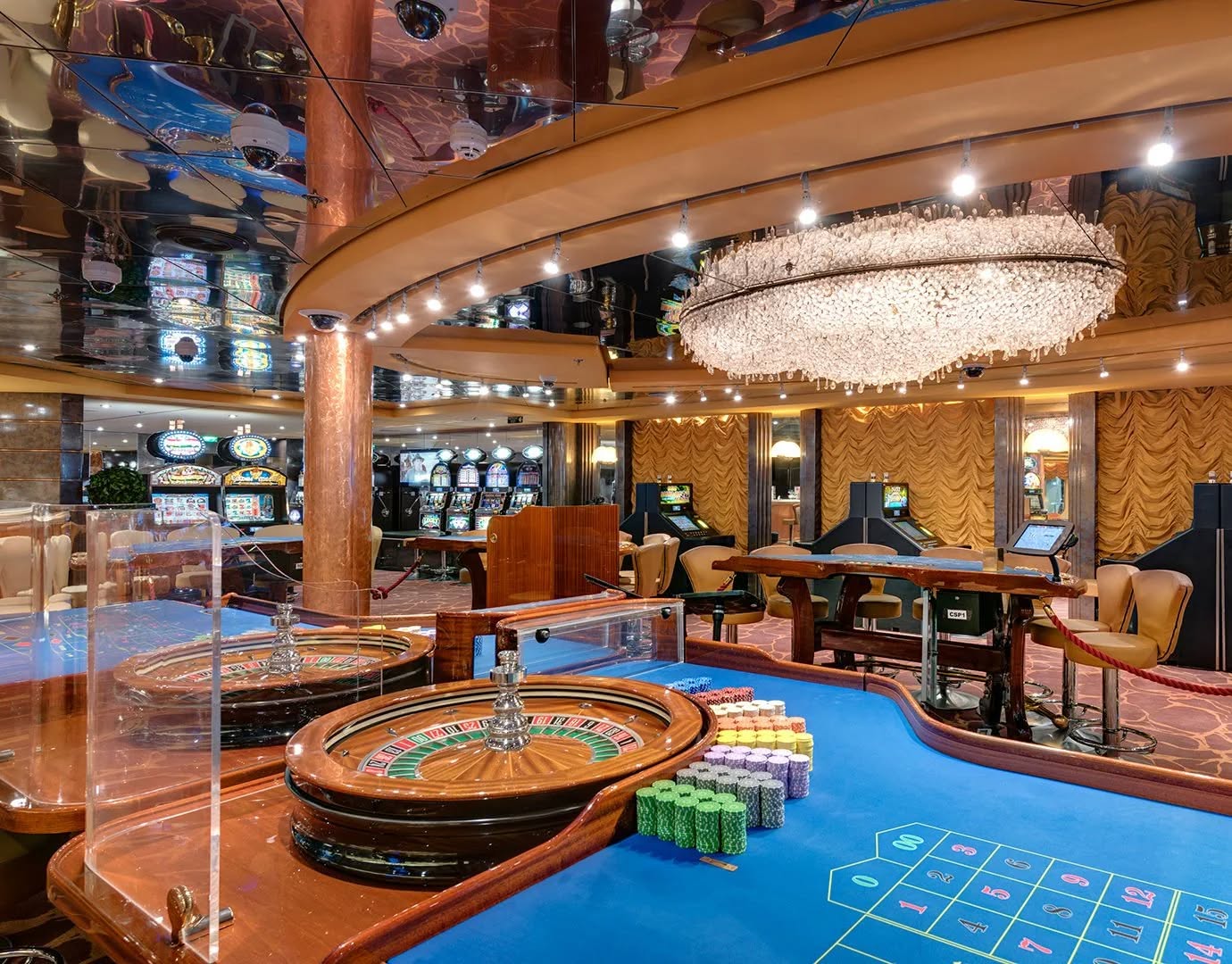 Casino à bord du MSC Armonia avec tables de jeu et machines à sous