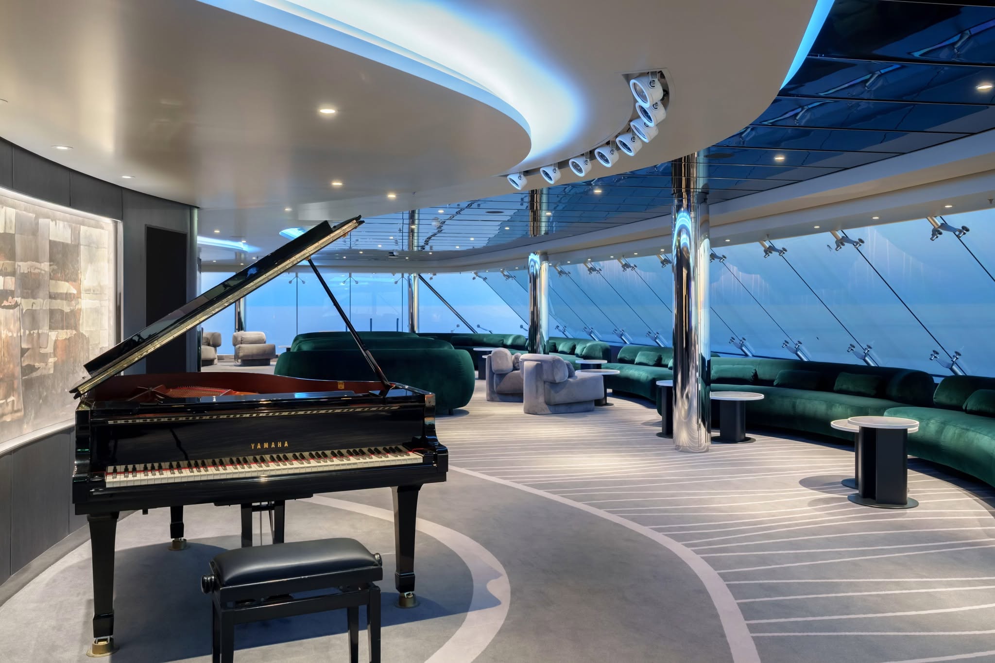 Salon panoramique rénové à bord du MSC Poesia