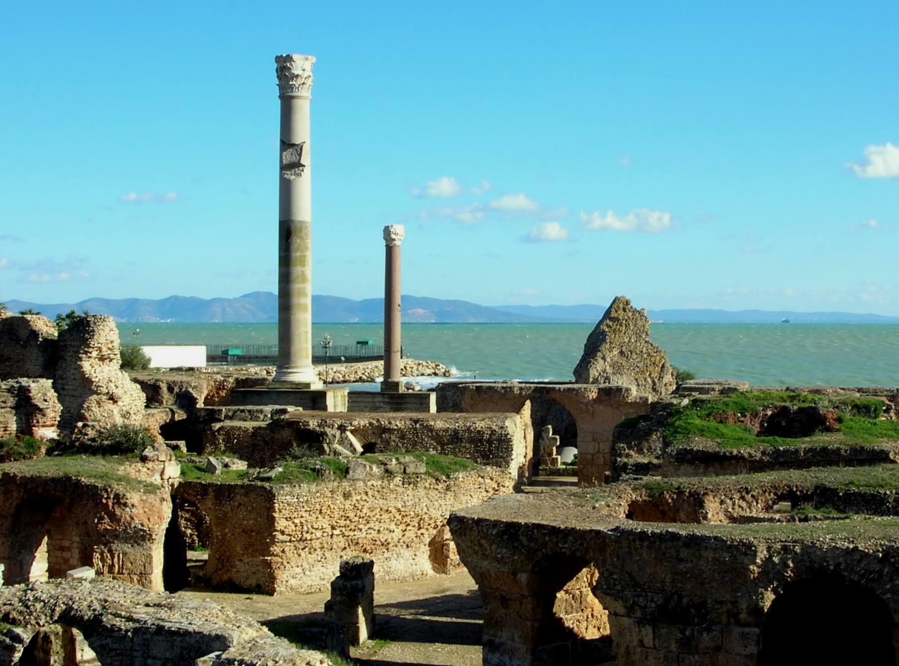 Thermes d’Antonin à Carthage face à la Méditerranée