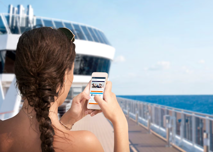 Passagère utilisant son téléphone à bord d'un navire MSC