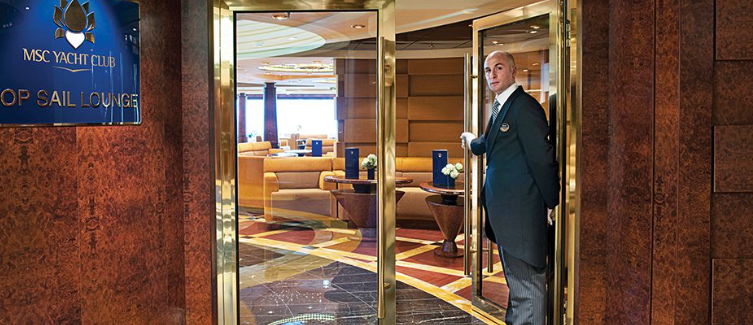 Service à l'entrée d'un espace MSC Yacht Club