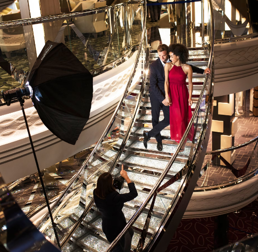 Couple photographié par une photographe professionnelle MSC dans un escalier du navire