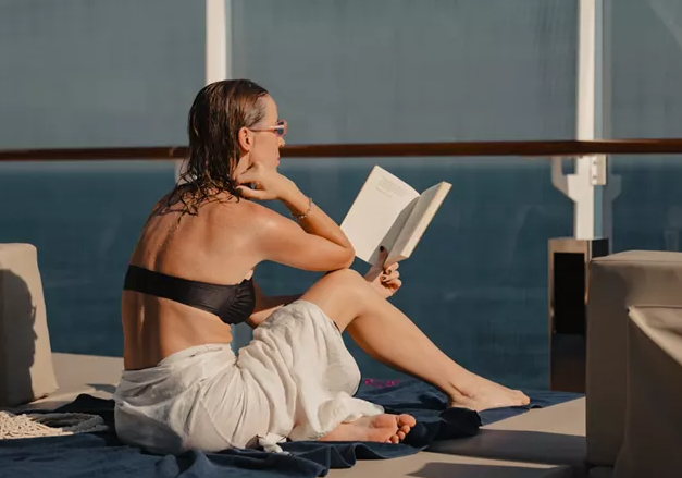 Voyageuse solo lisant tranquillement pendant une croisière