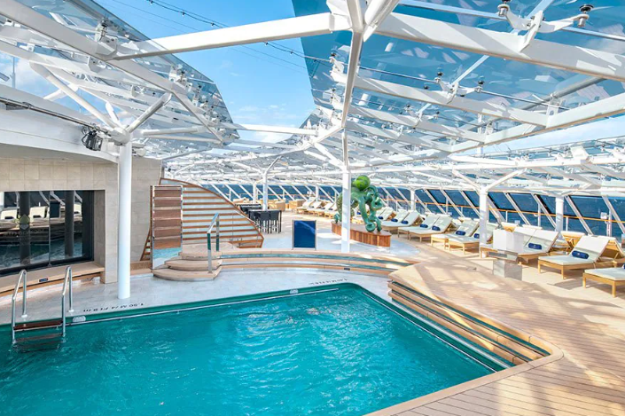 Piscine du MSC Yacht Club à bord du MSC Bellissima