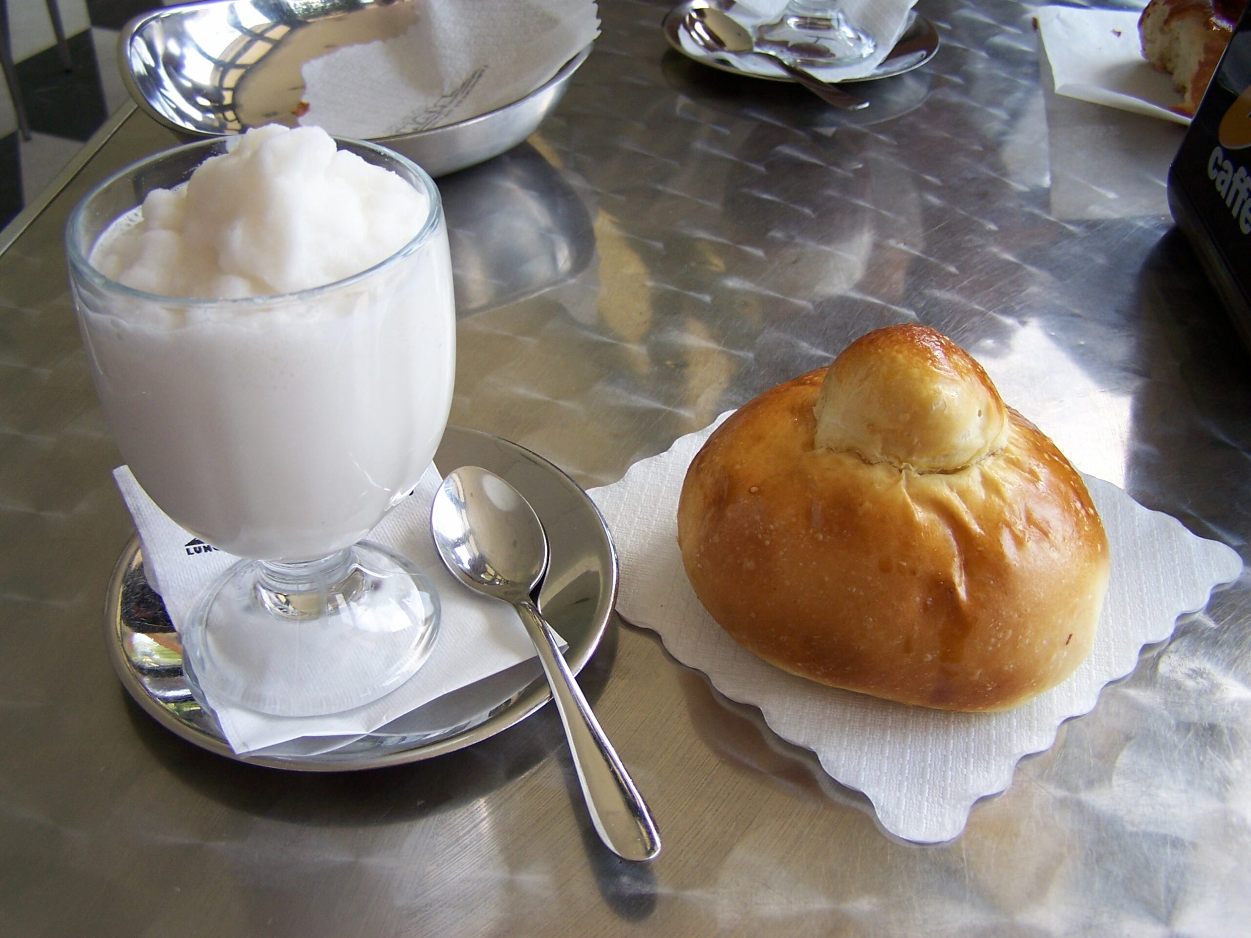 Granita sicilienne accompagnée d'une brioche