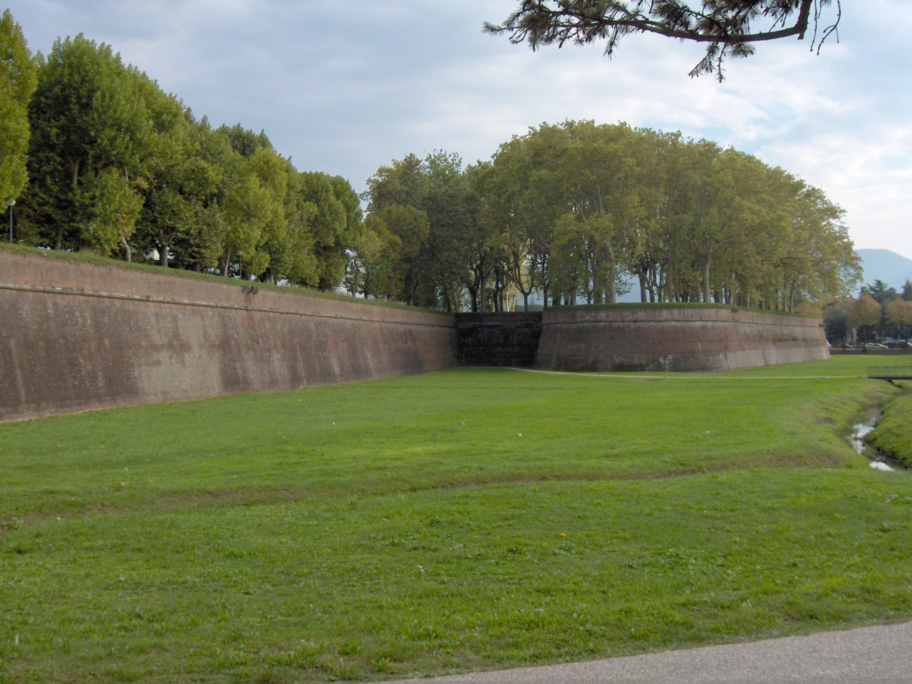 Remparts de Lucques en Toscane