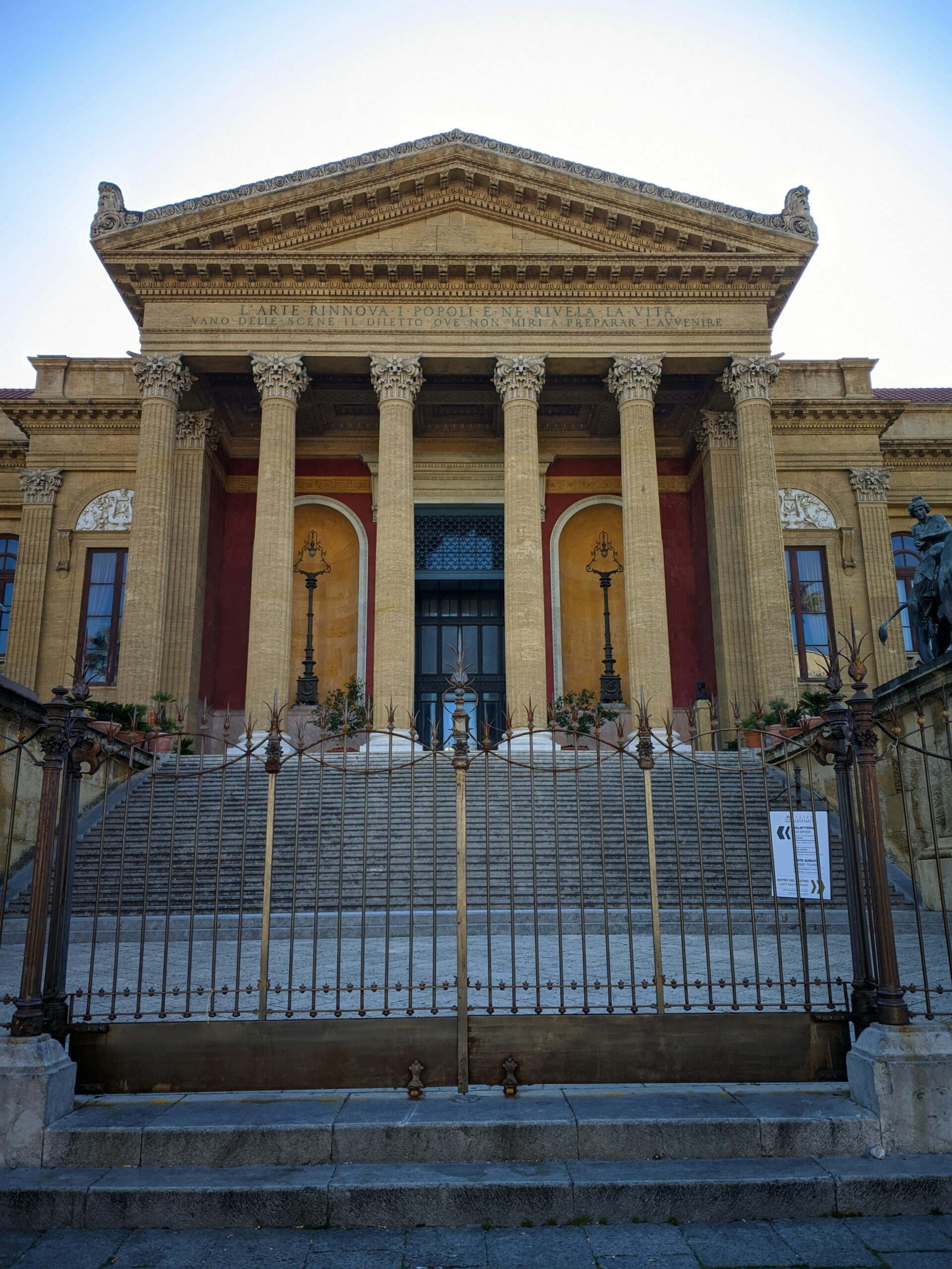 Façade et marches du Teatro Massimo à Palerme