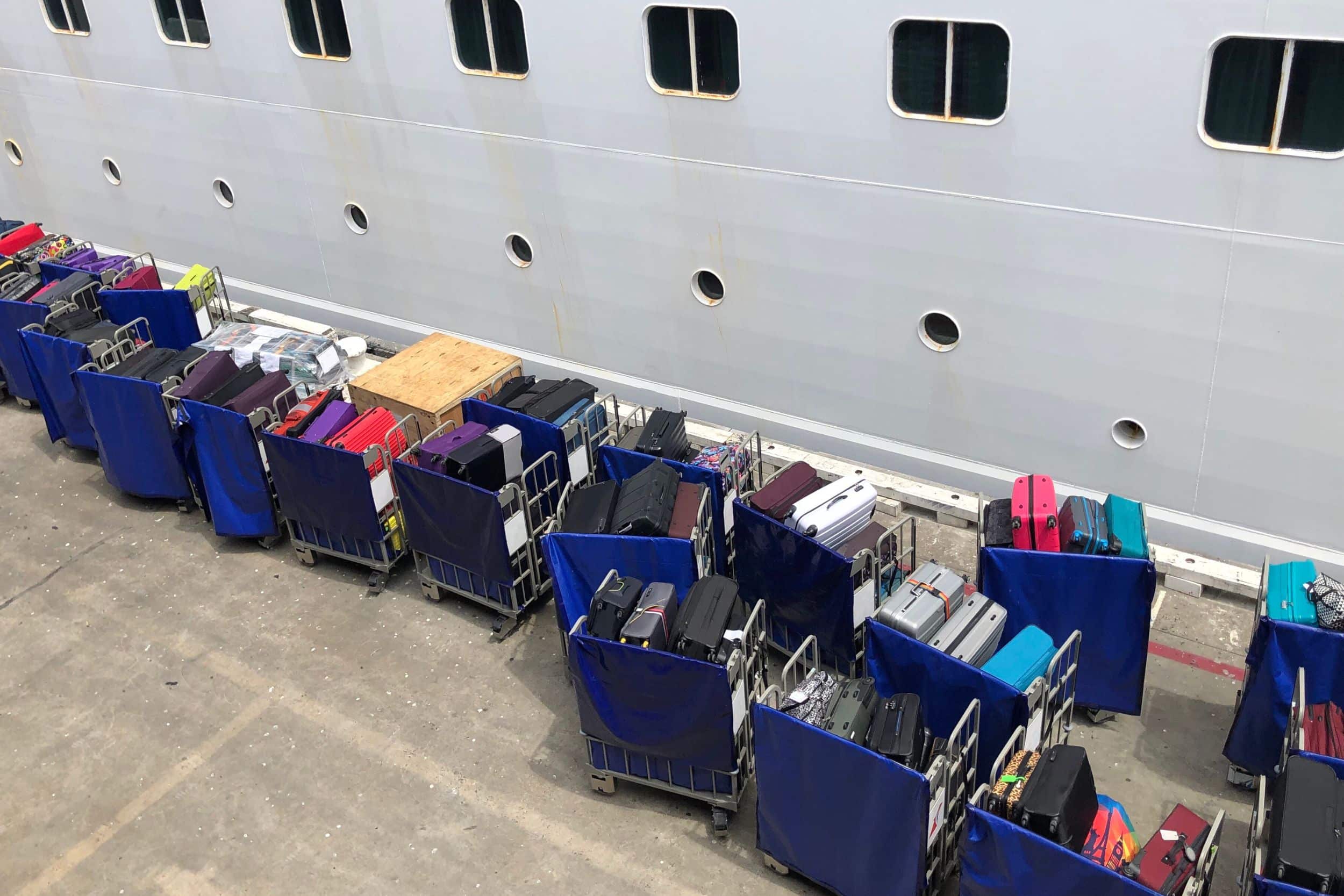 Bagages de croisière débarqués dans le port