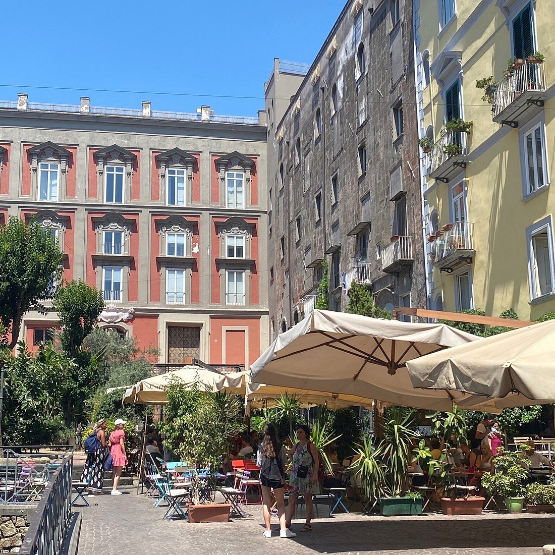 Rue et terrasse dans le centre historique de Palerme