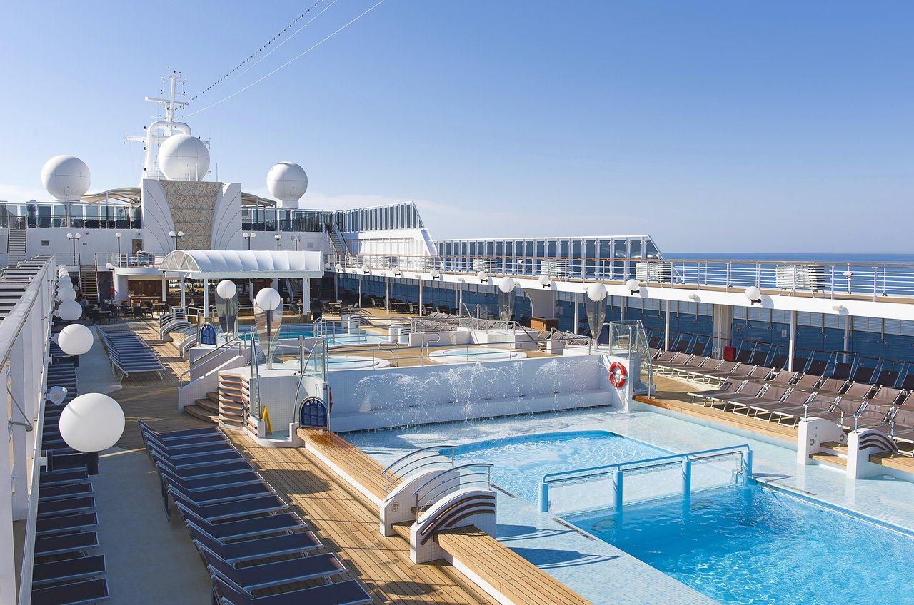 Piscine et rangées de transats sur le pont extérieur du MSC Opera