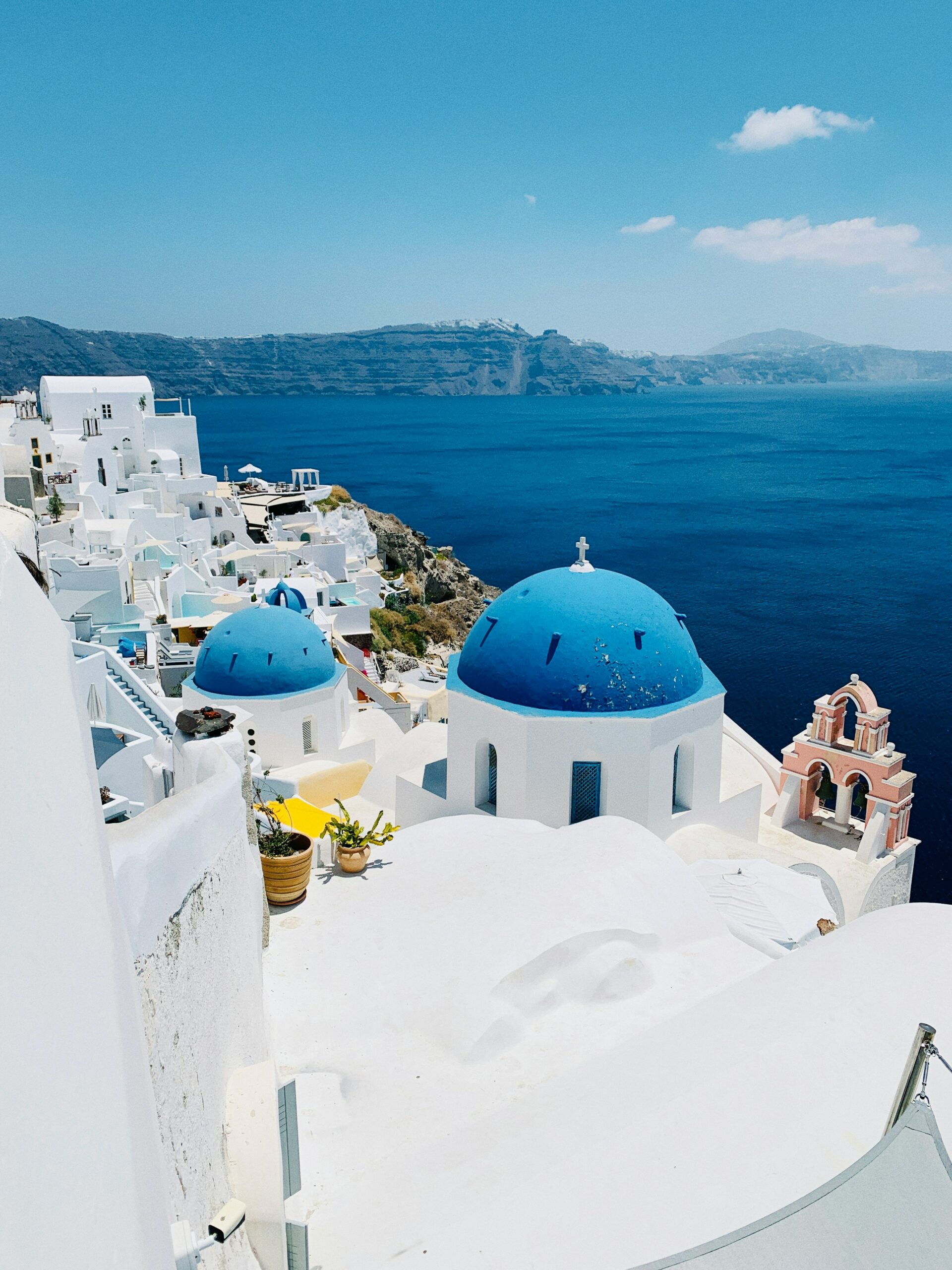 Église à dôme bleu à Oia sur l'île de Santorin