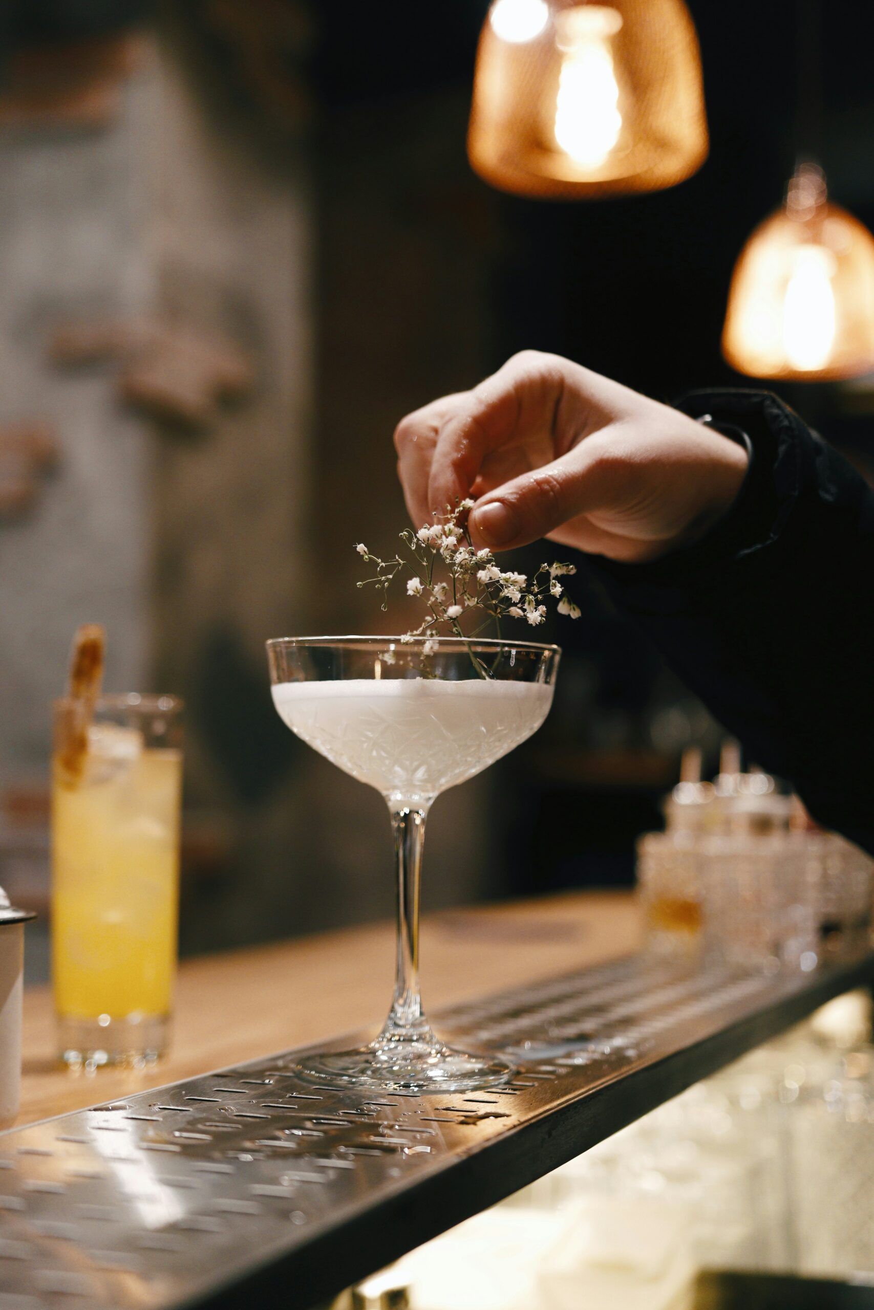 Cocktail élégant servi dans un bar