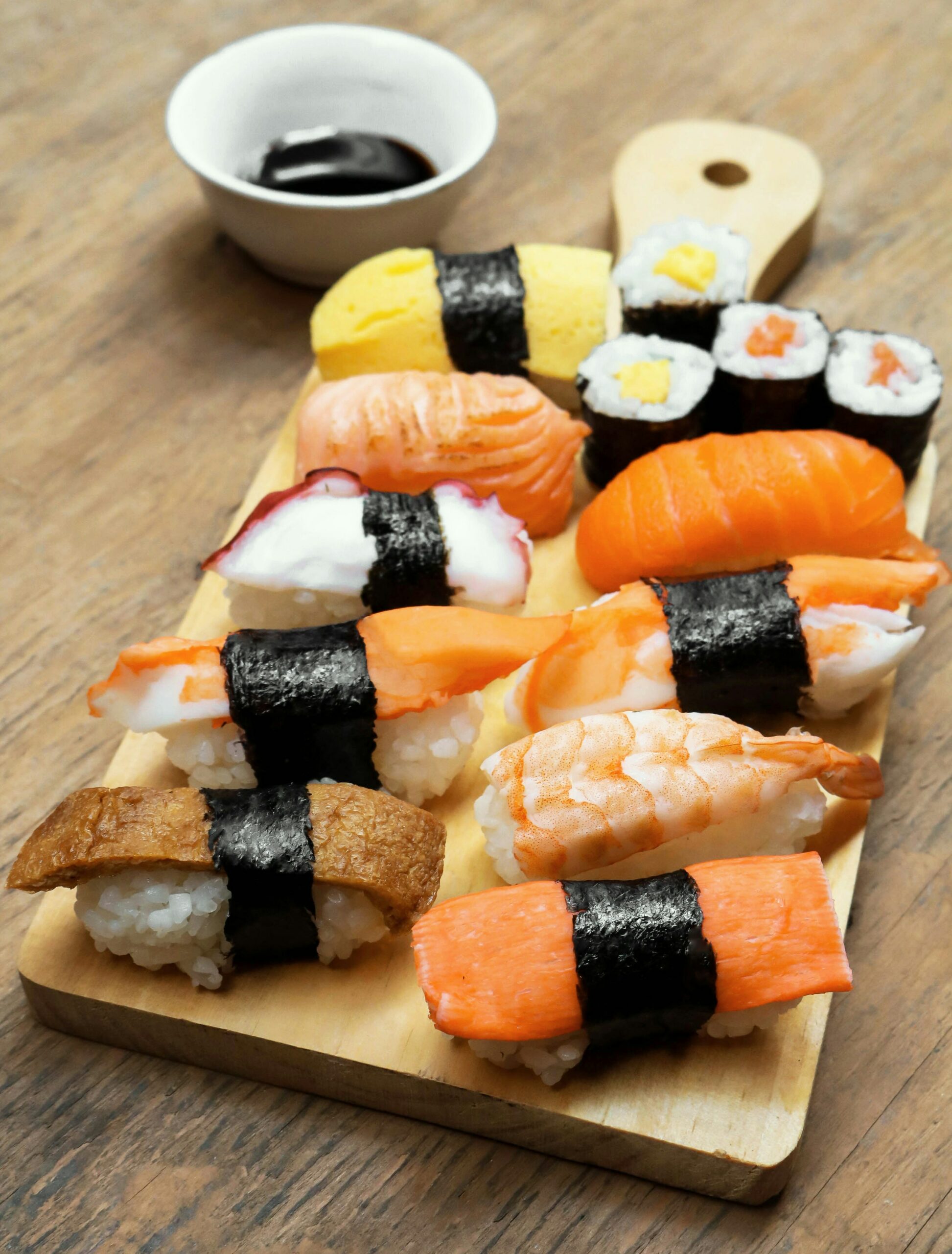 Assortiment de nigiris et makis japonais