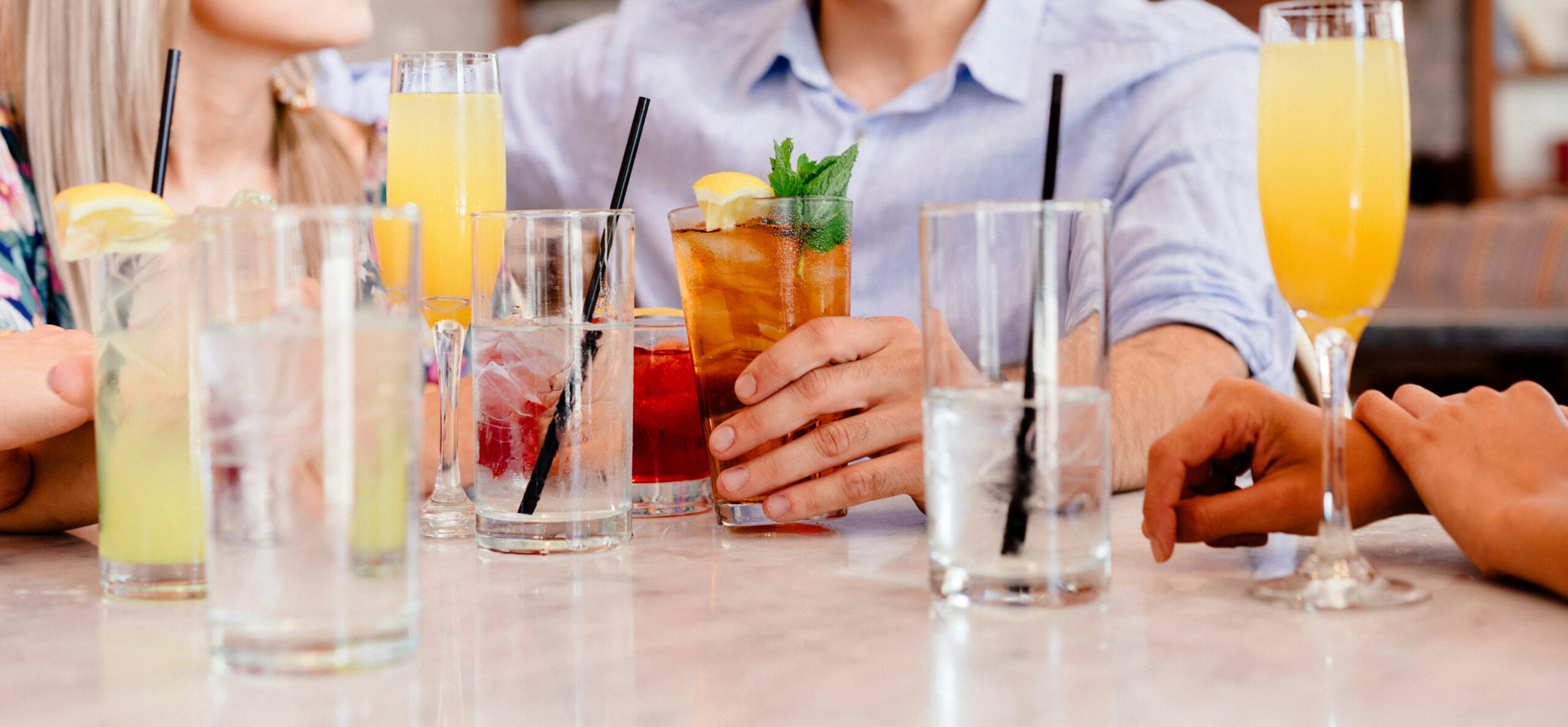 Plusieurs boissons servies sur une table