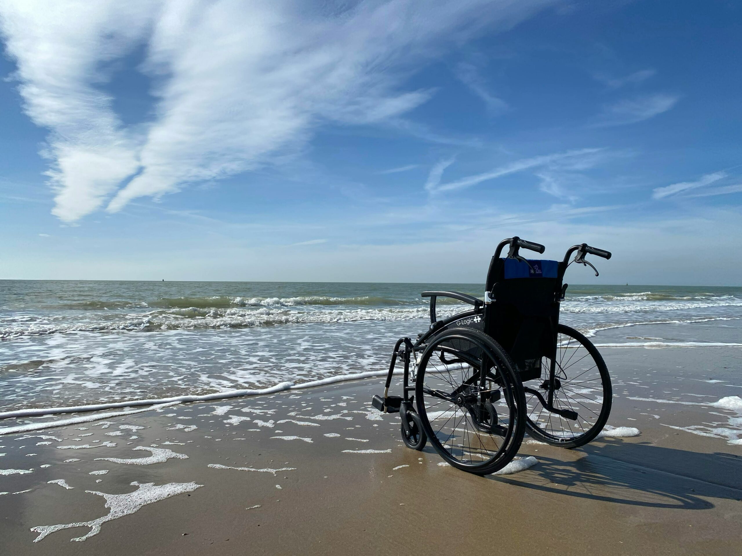Fauteuil roulant près de la mer