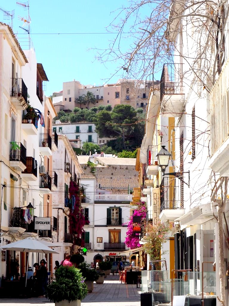 Ruelles blanches de Dalt Vila à Ibiza