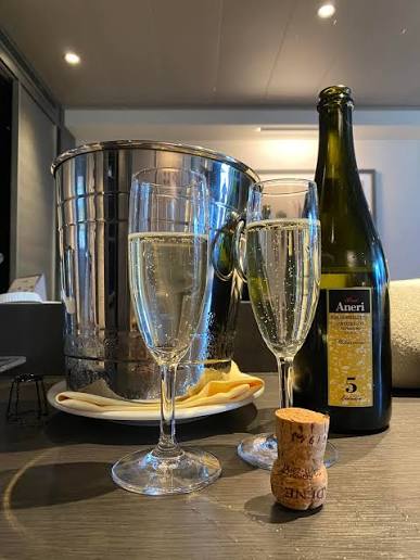 Prosecco illustrant le pack de bienvenue de l'ambiance Aurea