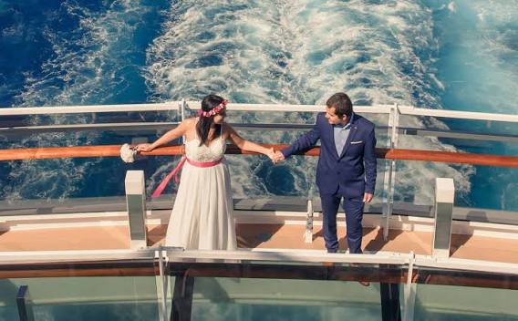 Couple marié sur le pont d'un navire de croisière