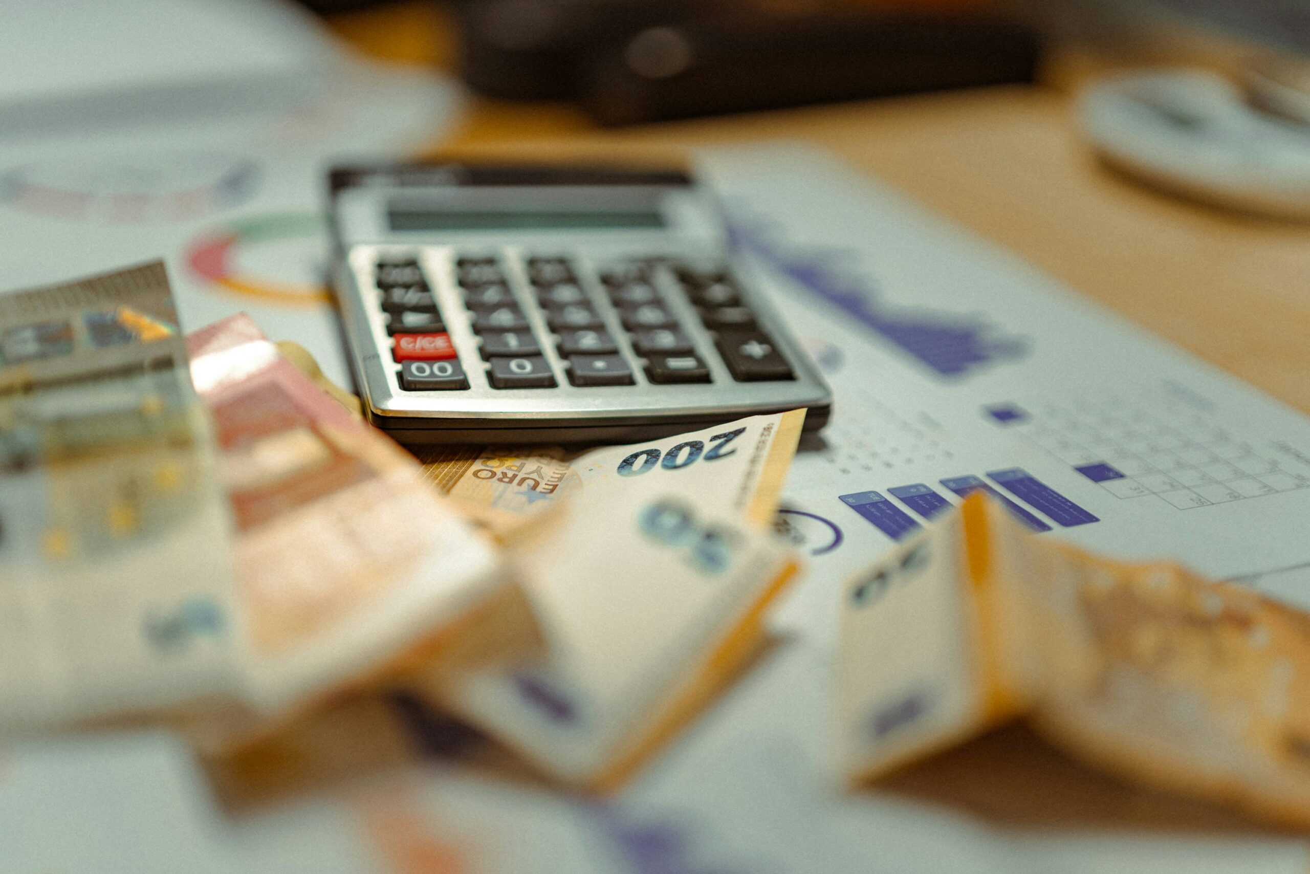 Calculatrice et billets en euros pour comparer le prix d'une réservation