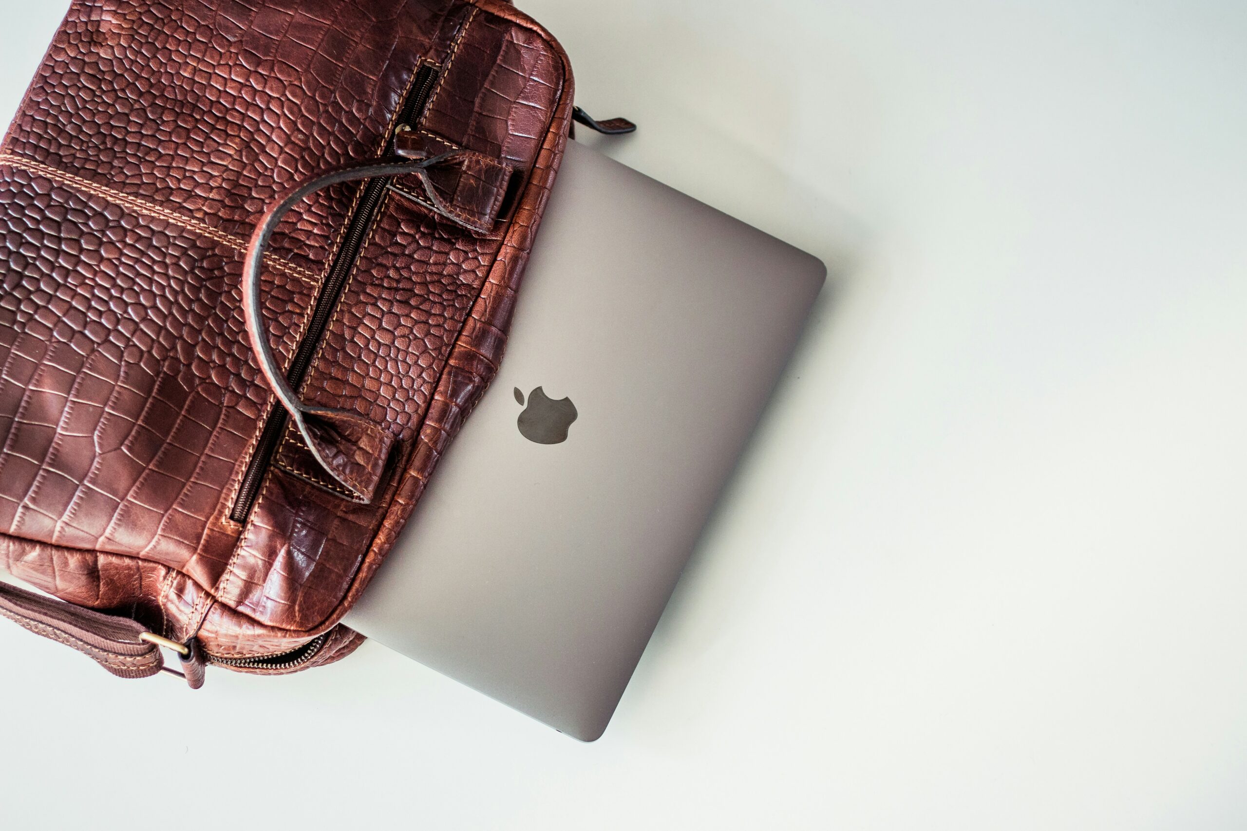Petit bagage à main avec ordinateur et affaires personnelles