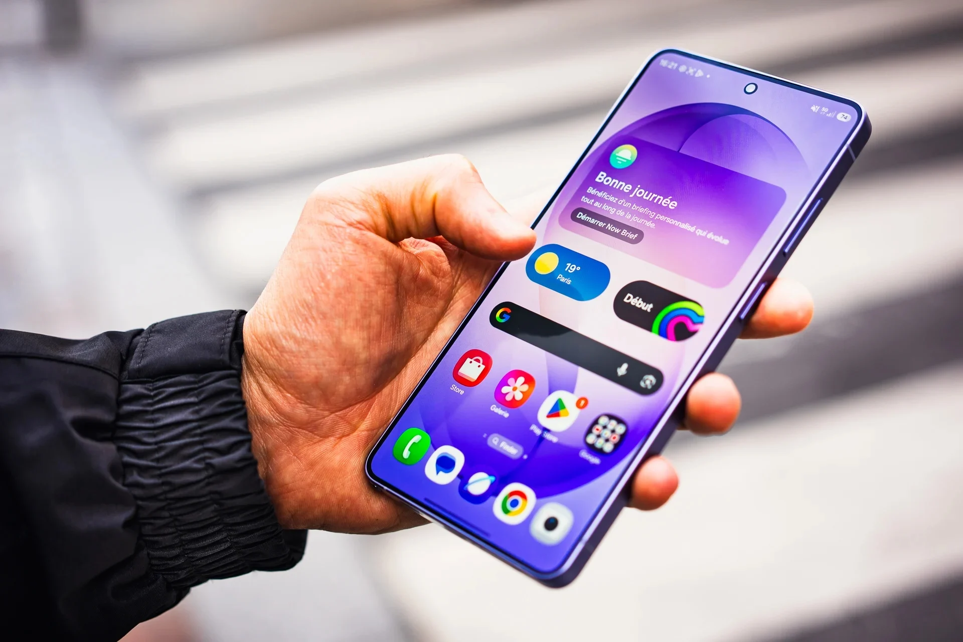 Smartphone utilisé pour rester connecté en croisière