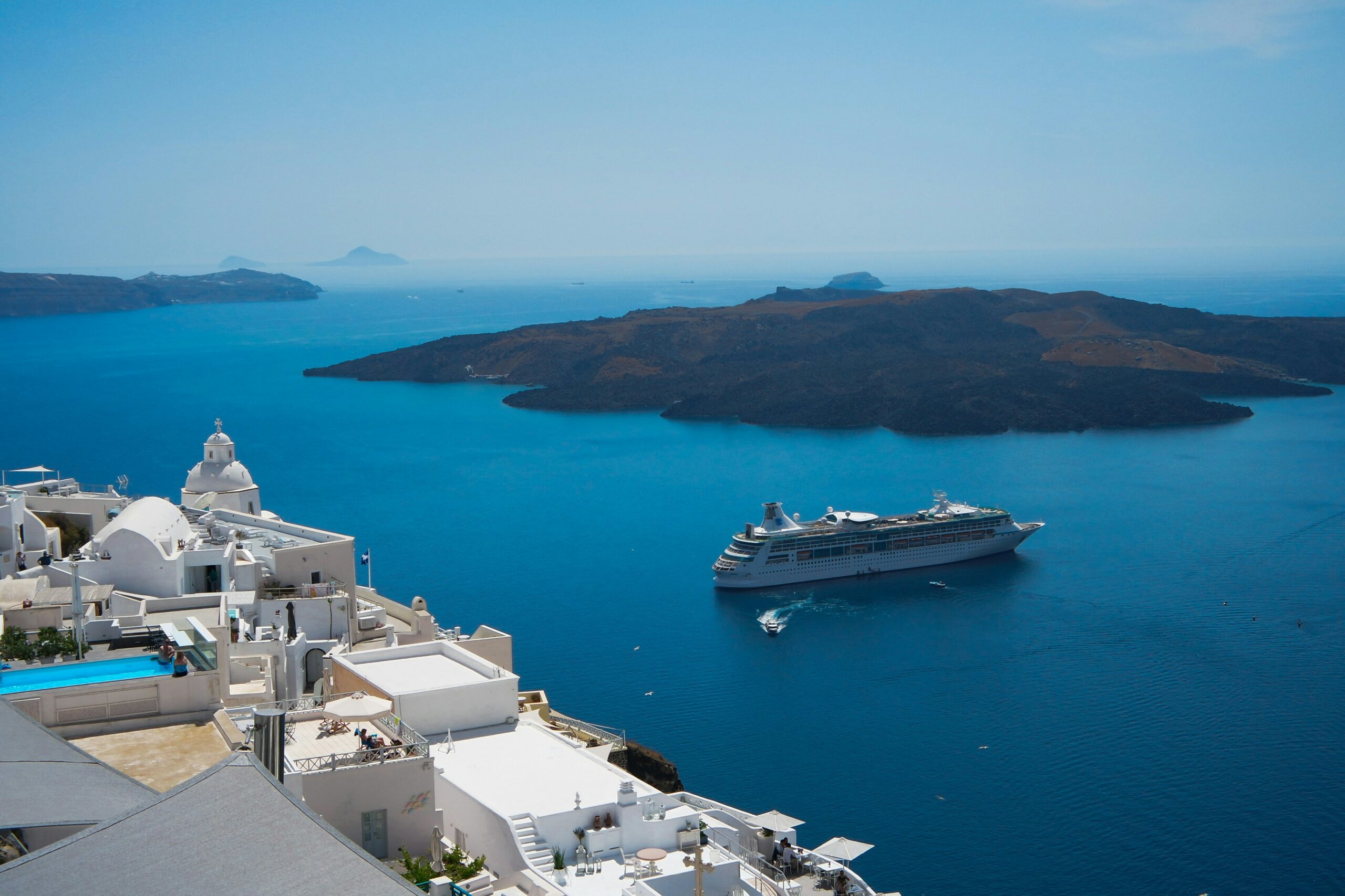 Navire de croisière au mouillage dans la caldeira de Santorin