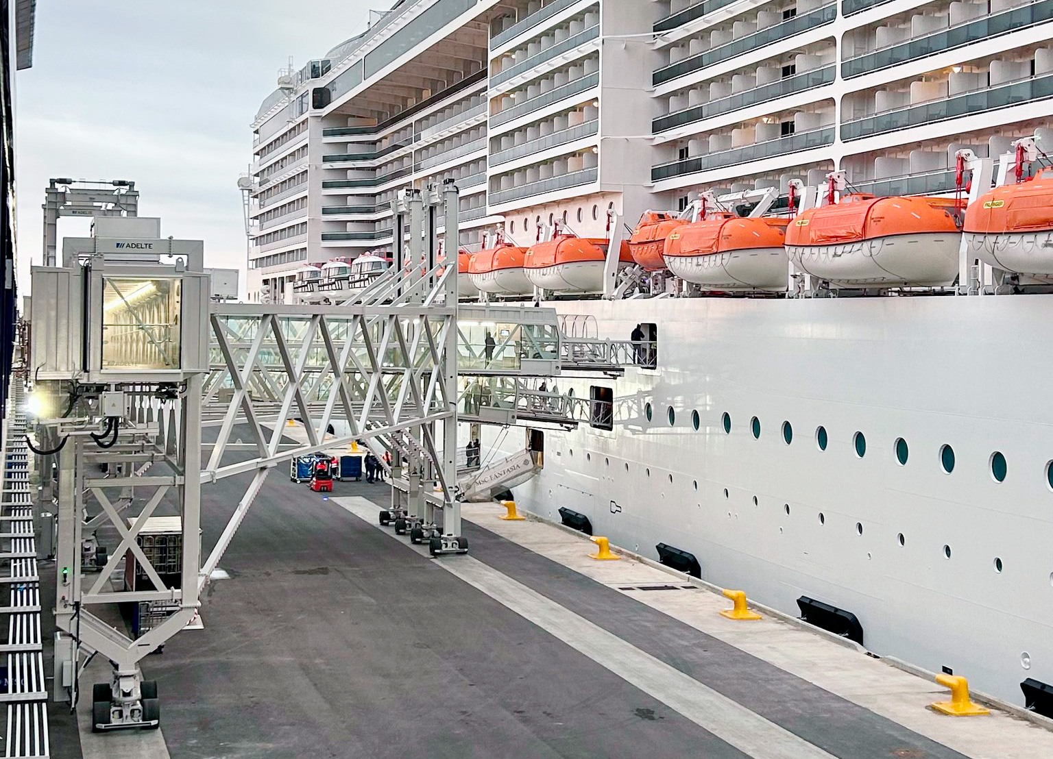 Passerelle d'embarquement vers un navire MSC