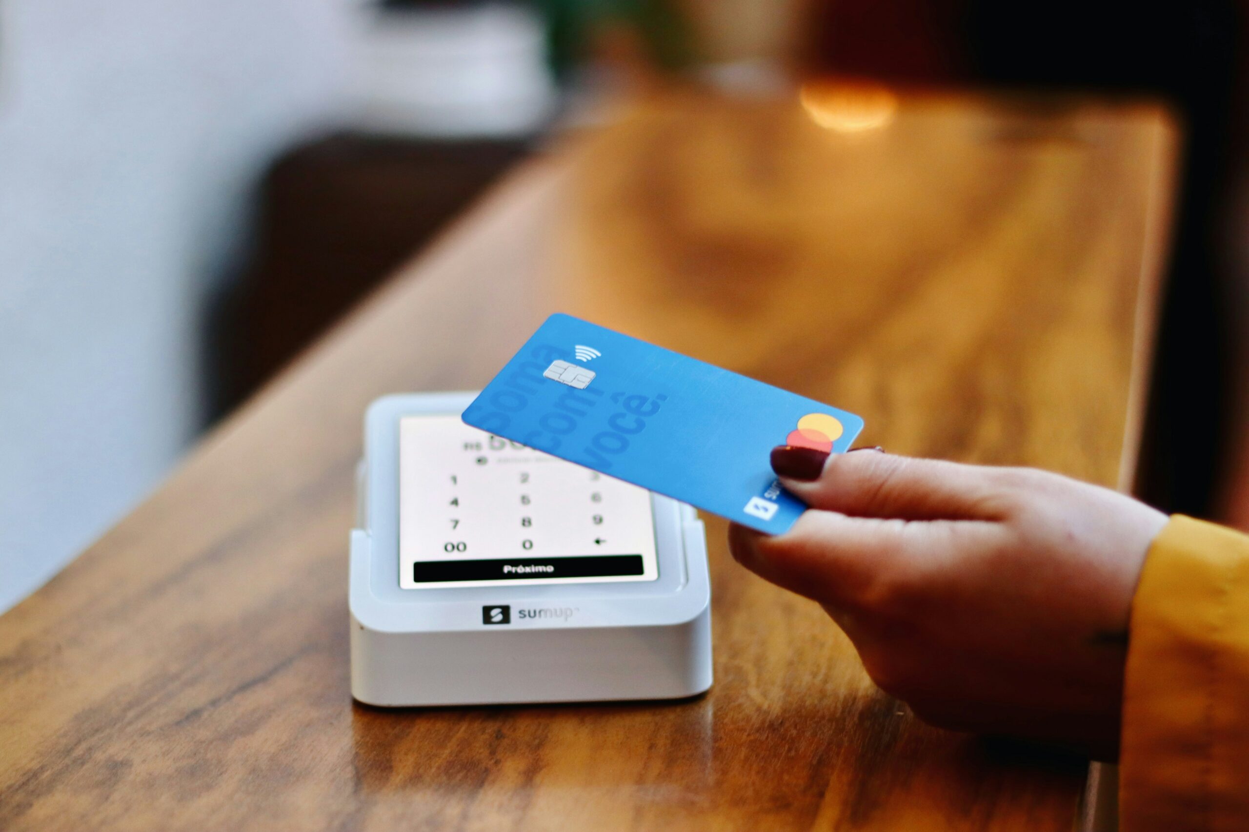 Carte bancaire utilisée pour régler le compte de bord d'une croisière