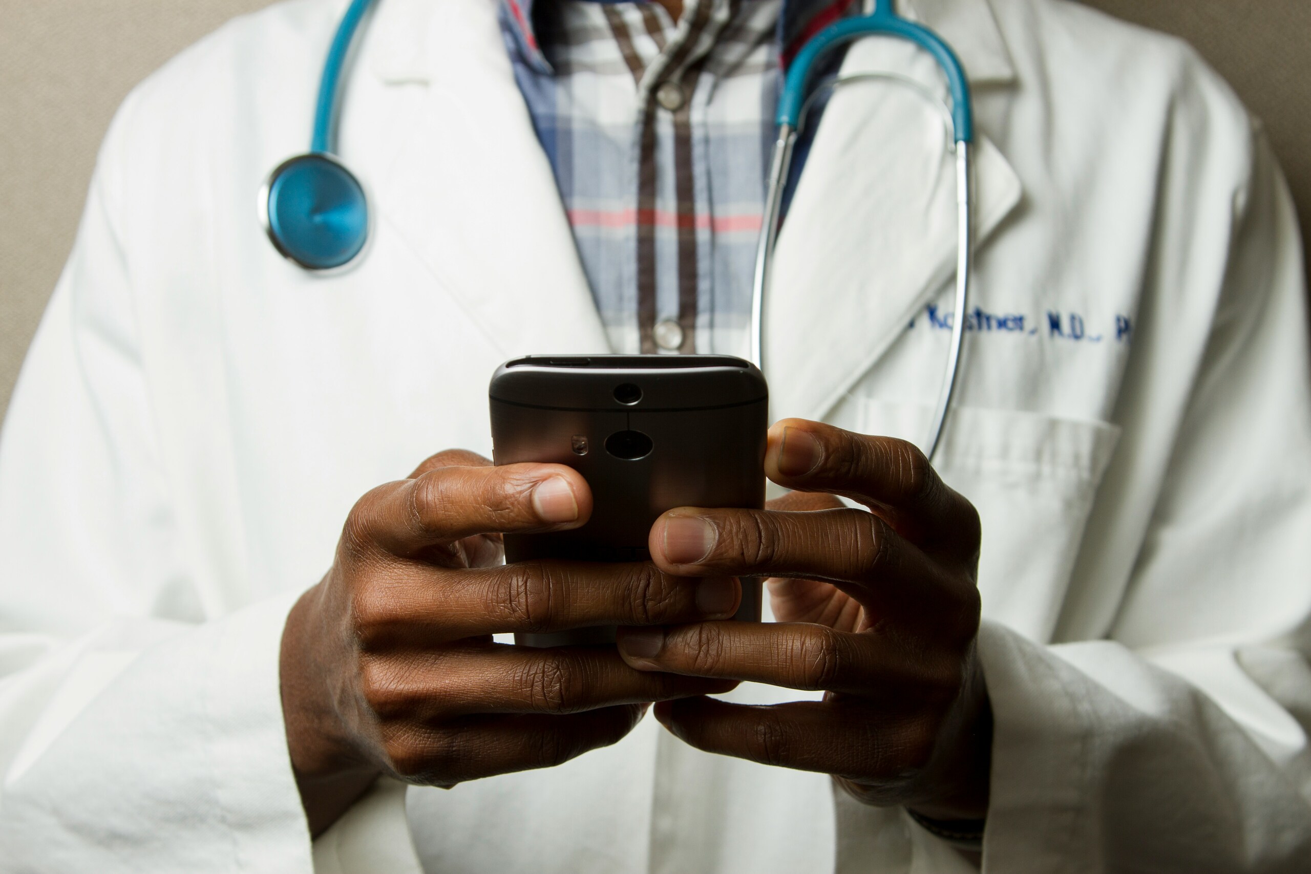 Médecin utilisant un téléphone